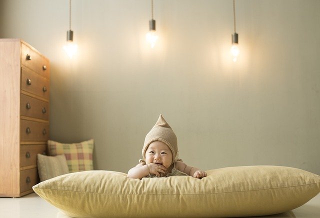 photo bébé sur un pouffe