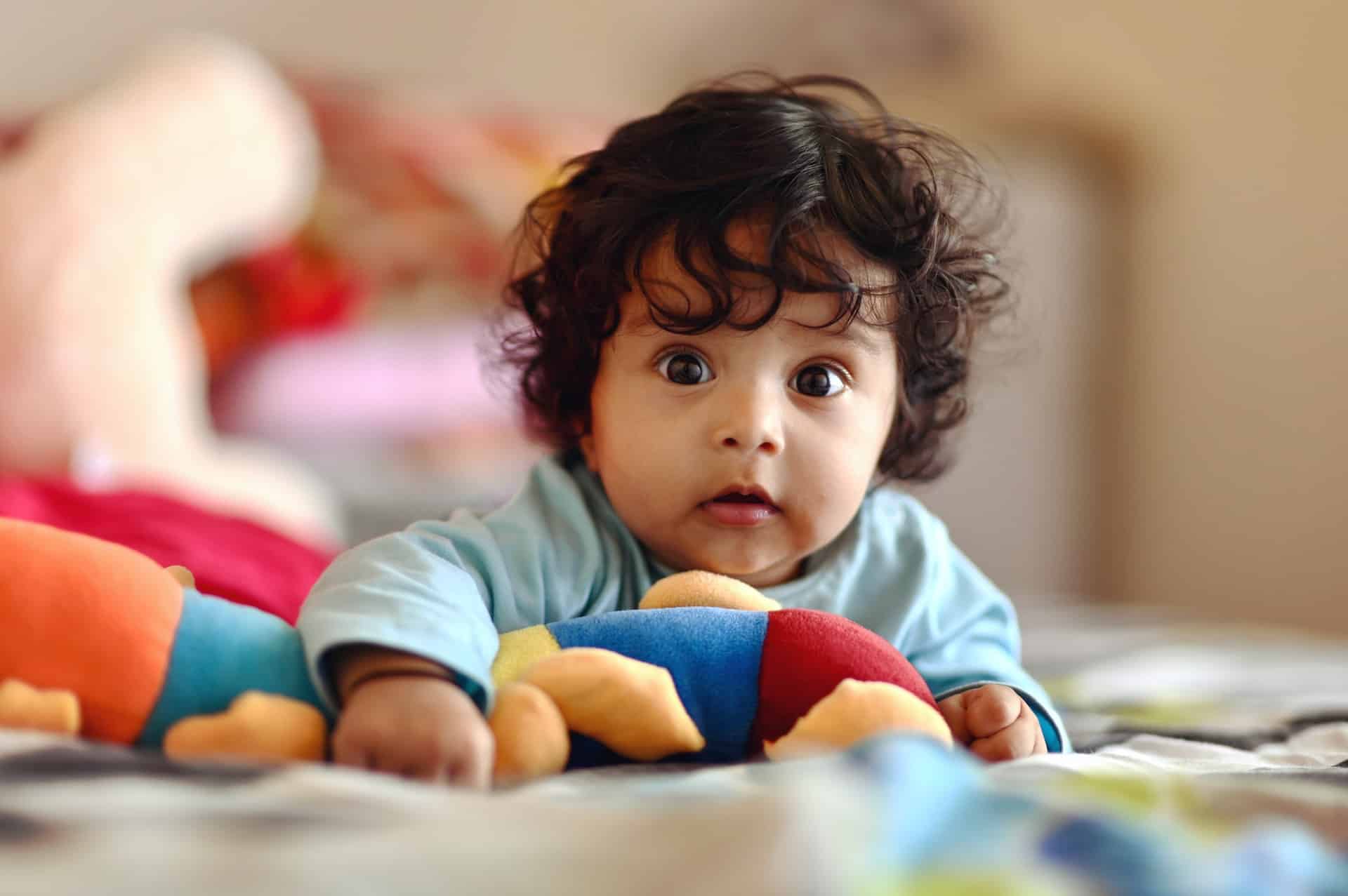 Bébé, enfant : comment choisir la bonne peluche selon les âges