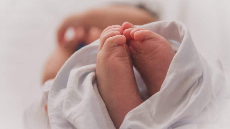 Quelle tenue de naissance acheter à bébé ?