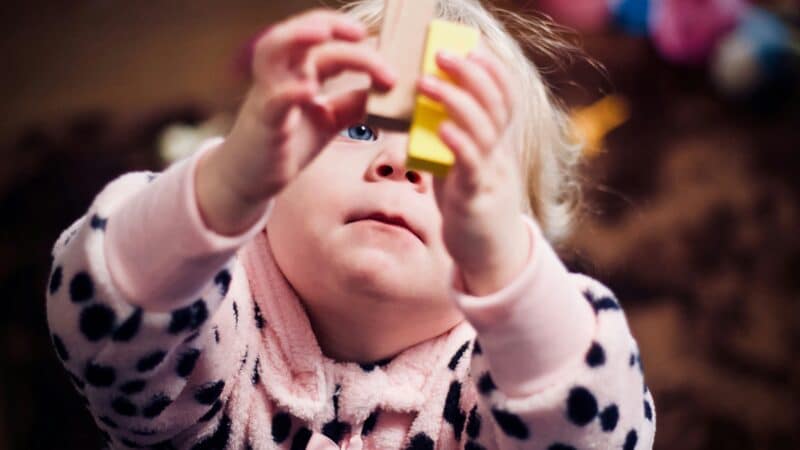 Les découvertes sensorielles de bébé : jeux et activités pour le stimuler