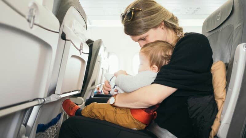 Voyager avec un bébé : astuces pour maintenir son sommeil en déplacement