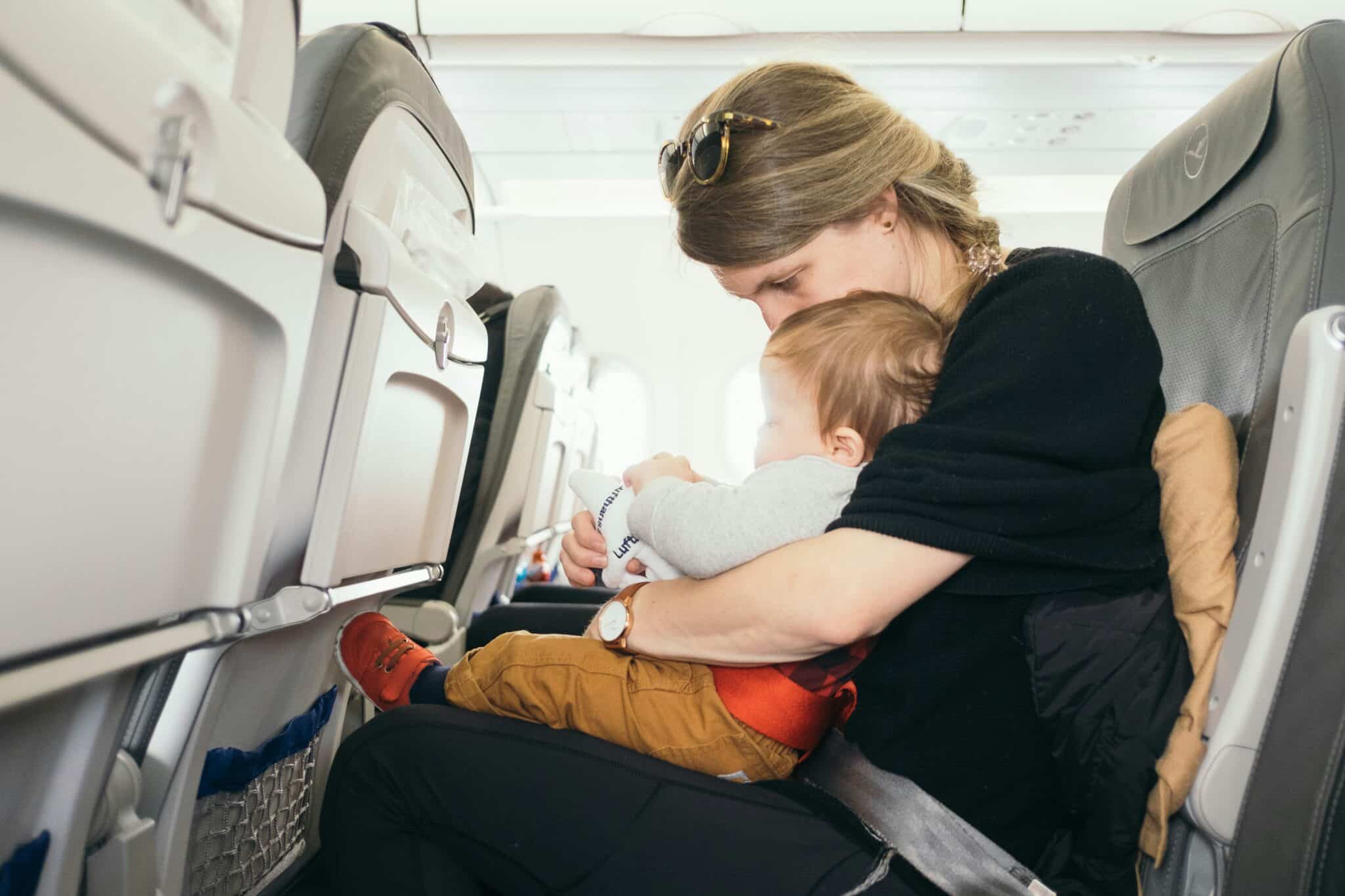 Voyager avec un bébé : astuces pour maintenir son sommeil en déplacement